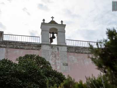 ...ha fornice centrale ad arco a tutto sesto con sommit� conclusa da un piccolo timpano/pinnacolo con copertura a falde e croce apicale